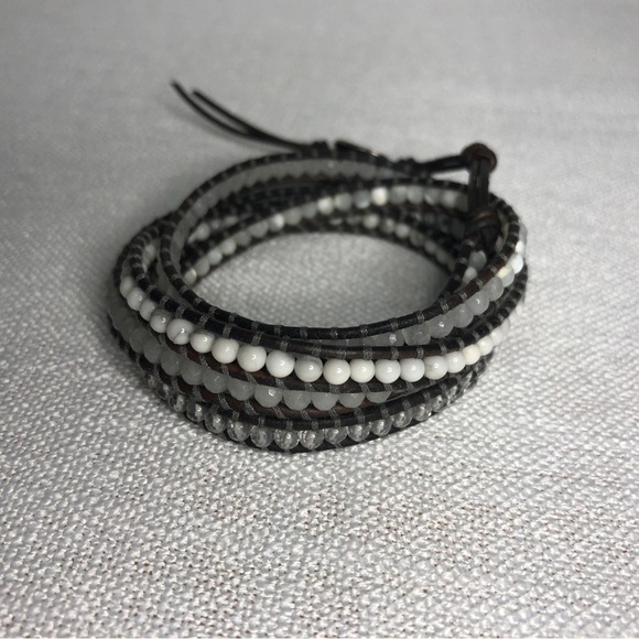 Chan Luu 5 Wrap Bracelet - grey leather, Howlite, Quartz, Magnesite - Picture 5 of 6